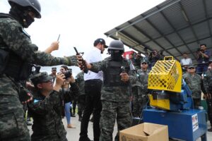 Agentes de la Policía Militar destruyen armas decomisadas en las cinco cárceles con mayor riesgo del país en la Aldea Las Casitas, sede la Policía Militar en Tegucigalpa (Honduras). EFE/ Gustavo Amador