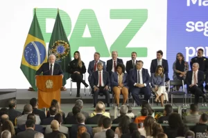 Fotografía cedida por la Agencia Brasil que muestra el presidente brasileño, Luiz Inácio Lula da Silva, durante un anuncio del conjunto de medidas para fortalecer la seguridad pública, hoy en el Palacio de Planalto, en Brasilia (Brasil). EFE/Marcelo Camargo/Agência Brasil