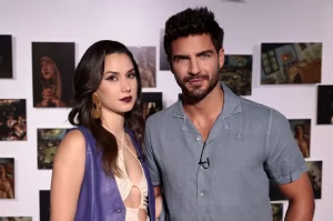 La actriz mexicana Ximena Romo (i) y el actor español Maxi Iglesias (d) posan durante una entrevista con EFE, en Ciudad de México (México). EFE/José Méndez