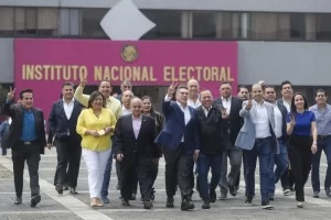 Los dirigentes de los partidos políticos Revolucionario Institucional, Alejandro Moreno (c-i); Revolución Democrática, Jesús Zambrano (c), y Acción Nacional, Marko Cortés (c-d), posan con el registro de la alianza del Frente Amplio por México ante el Instituto Nacional Electoral (INE), para participar en las elecciones presidenciales de 2024, hoy, en la Ciudad de México. (México). EFE/Isaac Esquivel