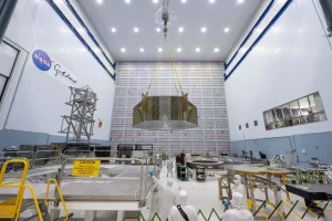 Fotografía cedida por el Centro de Vuelo Espacial Goddard de la NASA de la gran estructura primaria hexagonal del Telescopio Espacial Roman suspendida del techo en pleno vuelo en el interior de la sala blanca de limpieza High Bay de Goddard. EFE/Chris Gunn/Centro de Vuelo Espacial Goddard de la NASA