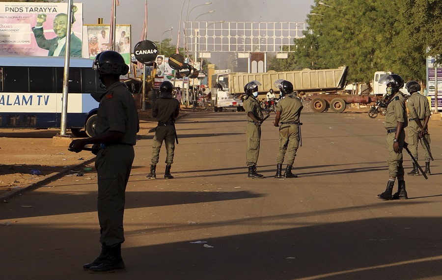 La policía cerraba una carretera en Niamey, la capital de Níger, durante una protesta de la oposición por los resultados de las elecciones presidenciales en 2021. EFE/EPA/Souleymane Ag Anara