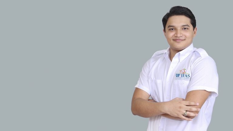 Fotografía cedida por el Instituto de Ciencias Agrícolas y Alimentarias de la Universidad de Florida (UF/IFAS) donde aparece Álvaro Bautista Flores, especialista en fisiología vegetal del Centro de Investigación y Educación (GCREC) localizado en la zona rural del condado de Hillsborough, Florida. EFE/UF/IFAS