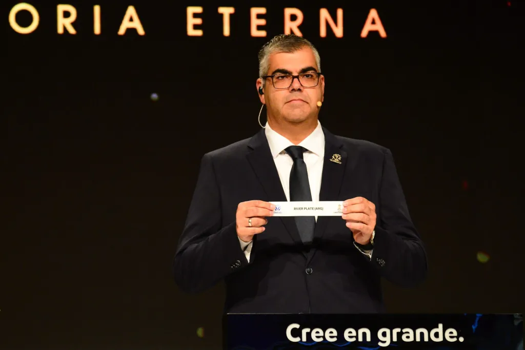 El director de competiciones de la Conmebol, Frederico Nantes, sostiene el nombre del equipo argentino River Plate durante el sorteo de los octavos de final de la Copa Libertadores en Luque (Paraguay). EFE/ Daniel Piris