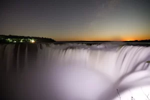 Fotografía del atardecer desde un mirador en las Cataratas de Iguazú, en Puerto Iguazú (Argentina). EFE/Juan Ignacio Roncoroni