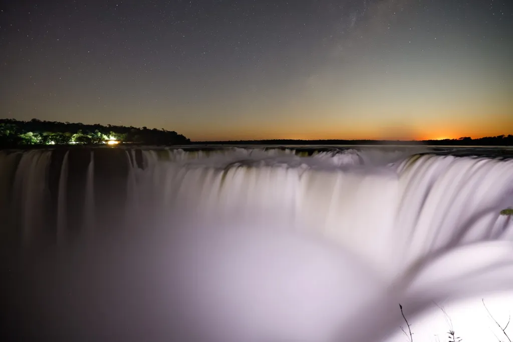 Fotografía del atardecer desde un mirador en las Cataratas de Iguazú, en Puerto Iguazú (Argentina). EFE/Juan Ignacio Roncoroni
