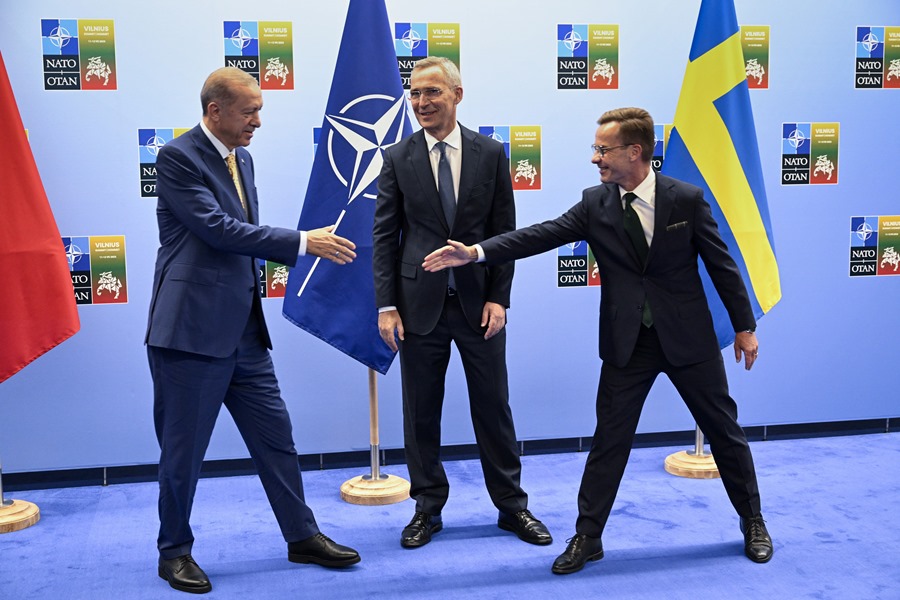 Recep Tayyip Erdogan (I), Ulf Kristersson (d) y Jens Stoltenberg (c) en Vilna. EFE/EPA/Henrik Montgomery