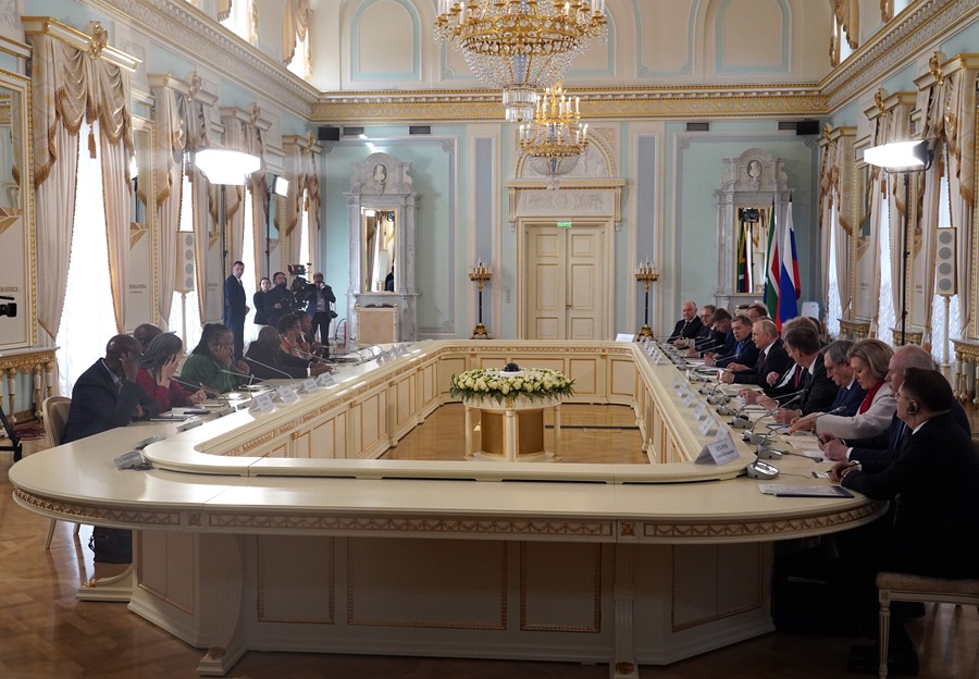 El presidente ruso Vladimir Putin (c-d) y el presidente sudafricano Cyril Ramaphosa (c-i) conversan con sus respectivas delegaciones durante su reunión en San Petersburgo, Rusia, el 29 de julio. EFE/EPA/Alexey Danichev/ SPUTNIK / KREMLIN POOL /