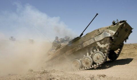 Un soldados ruso efectúa maniobras en un tanque, en una imagen de archivo. EFE/Sergei Chirikov