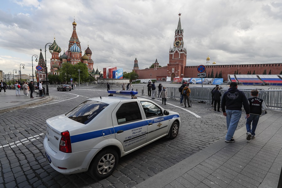 Un coche de policía frente al Kremlin y la Plaza Roja de Moscú,EFE/Yuri Kochetkov