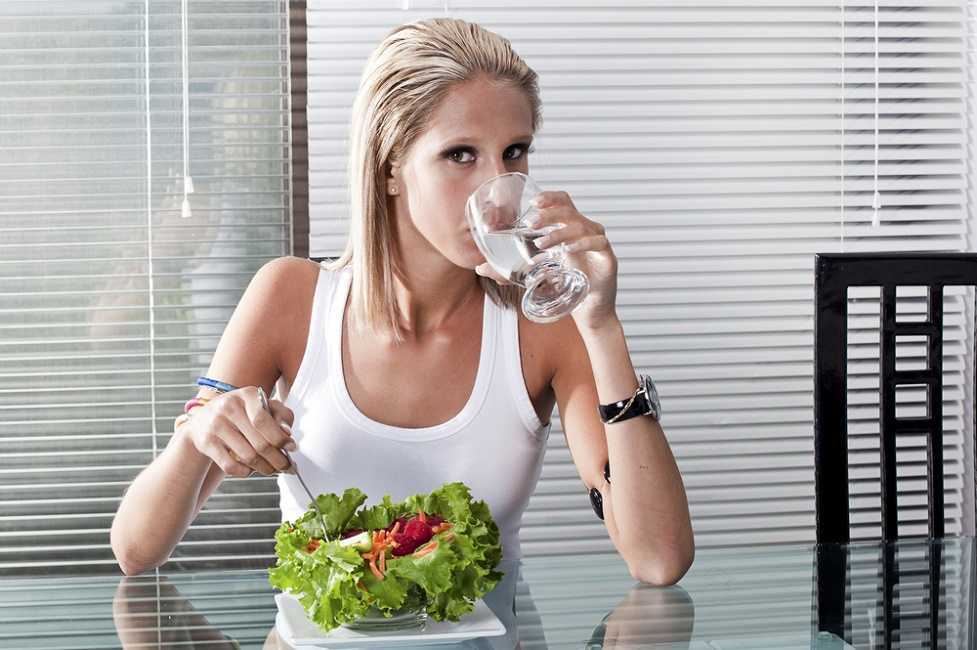 Tomar agua mientras comes ¿altera o afecta la digestión?