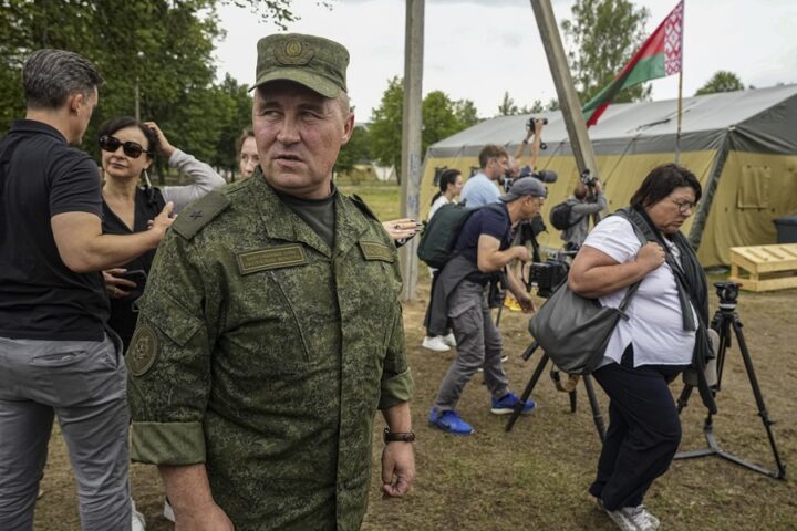 El viceministro de Defensa de Bielorrusia, Leonid Kasinsky, acompaña a periodistas internacionales que visitan un campamento del ejército bielorruso cerca de la aldea de Tsel. EFE/EPA/STRINGER
