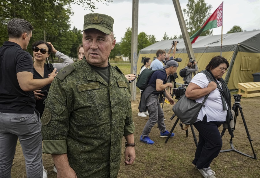 El viceministro de Defensa de Bielorrusia, Leonid Kasinsky, acompaña a periodistas internacionales que visitan un campamento del ejército bielorruso cerca de la aldea de Tsel. EFE/EPA/STRINGER