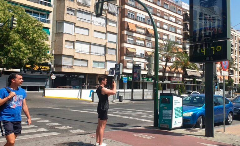 Un joven fotografía un termómetro de calle que marca 47 grados. EFE/Olga Labrador