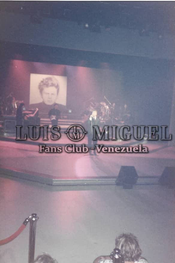 Durante el show en RCTV por el lanzamiento mundial del video clip de Tengo todo excepto a ti