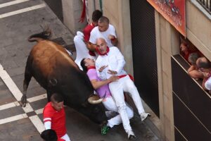 Los mozos, acorralados por un toro en el tramo la curva de Mercaderes. EFE/J.P. Urdiroz