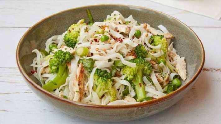 Pasta con brócoli y pollo