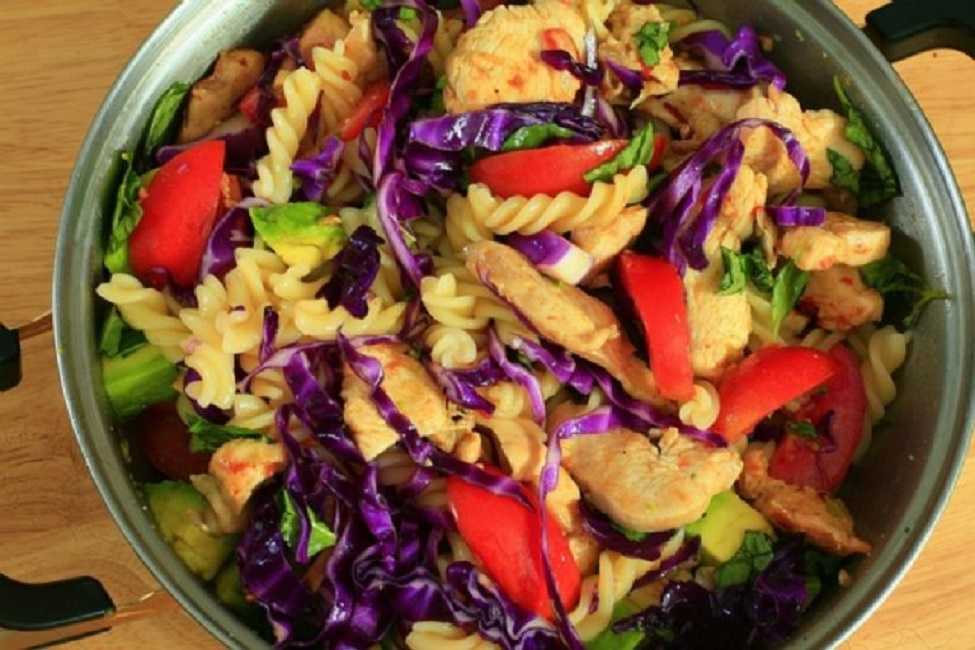 Ensalada de pasta con pollo: sabroso plato muy fácil de preparar
