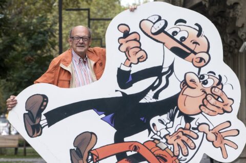 El dibujante Francisco Ibañez posa con sus personajes, Mortadelo y Filemón,. EFE/Quique García