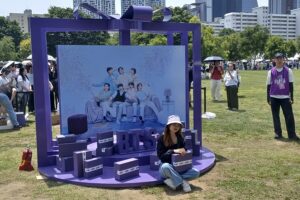Seguidores del grupo BTS concentrados en el parque del río Han de Yeouido, en Seúl (Corea del Sur), en una imagen de archivo. EFE/Andrés Sánchez Braun
