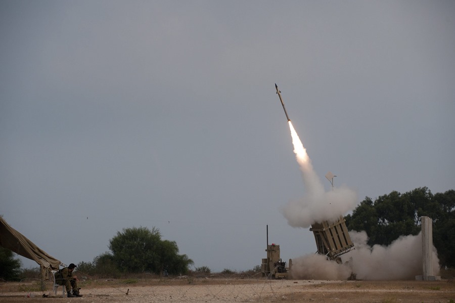 Un misil de la fuerza aérea israelí sale de la base cerca de Ashkelon, al sur de Israel, en una imagen de archivo. EFE/AVI ROCCACH