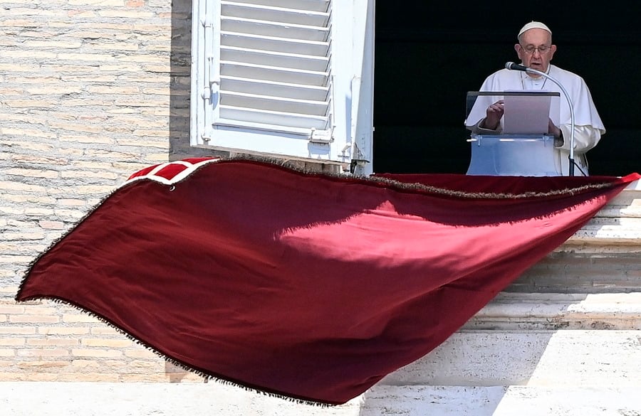 El papa hoy durante el Angelus en la Plaza de San Pedro del Vaticano. EFE/EPA/Riccardo Antimani