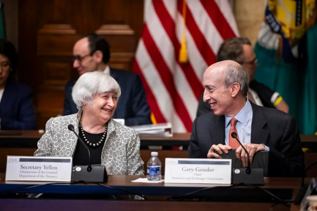 La Secretaria del Tesoro de EE. UU., Janet Yellen (Izq.), y el Presidente de la SEC, Gary Gensler (Der.), conversan en una reunión del Consejo de Supervisión de Estabilidad Financiera para discutir una actualización sobre la Política Financiera relacionada con el Clima del consejo, este 28 de julio de 2023. (Londres) EFE/EPA/Jim Lo Scalzo