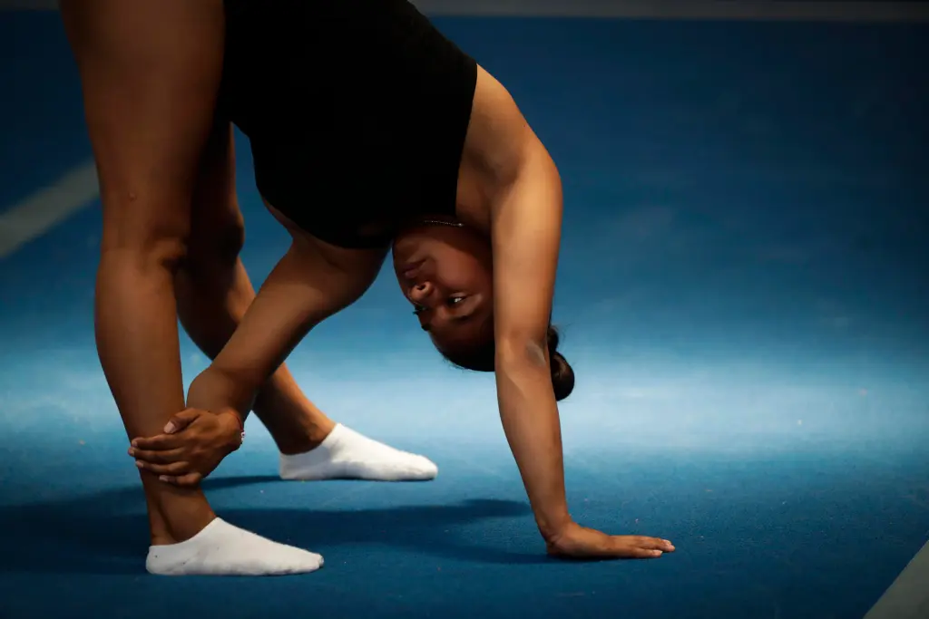La gimnasta panameña Karla Navas participa en un entrenamiento, el 12 de julio de 2023, en el No Limits Gymnastics Panamá en la Ciudad de Panamá (Panamá). EFE/Bienvenido Velasco