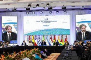 El canciller de Argentina, Santiago Cafiero, participa en una reunión ordinaria del Consejo Mercado Común (CMC) hoy, en el Parque Nacional Iguazú, en Puerto Iguazú (Argentina).EFE/ Juan Ignacio Roncoroni