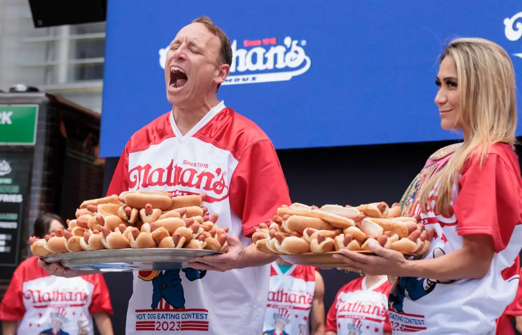 Joey Chestnut (L) y Miki Sudo (R) posan con platos de hot dogs durante una ceremonia de pesaje parael la competencia de perros calientes de Nathan's en Nueva York, Nueva York, EE. UU., este 3 de julio de 2023. EFE/EPA/Justin Lane