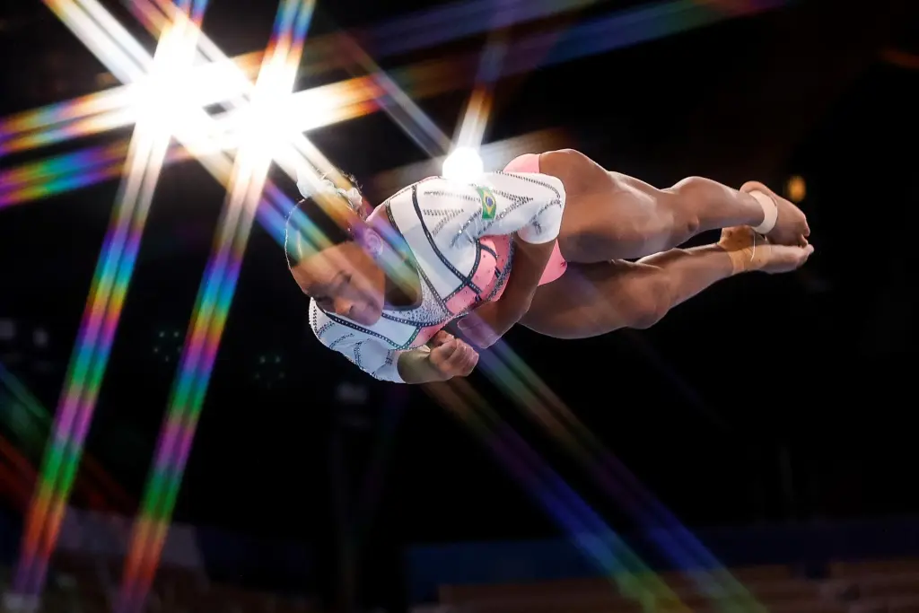 Fotografía de archivo de la brasileña Rebeca Andrade compitiendo en la final individual de salto femenino de gimnasia artística durante los Juegos Olímpicos 2020, el 1 de agosto de 2021, en el Centro de Gimnasia de Ariake de Tokio (Japón). EFE/Enric Fontcuberta