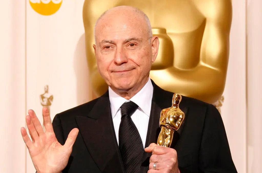 Fotografía de archivo, tomada el 25 de febrero de 2007, en la que se registró al actor estadounidense Alan Arkin, tras recibir el premio Óscar al Mejor Actor de reparto por su trabajo en la cinta 'Little Miss Sunshine', en el teatro Kodak, en Hollywood (California, EE.UU.). EFE/Paul Buck