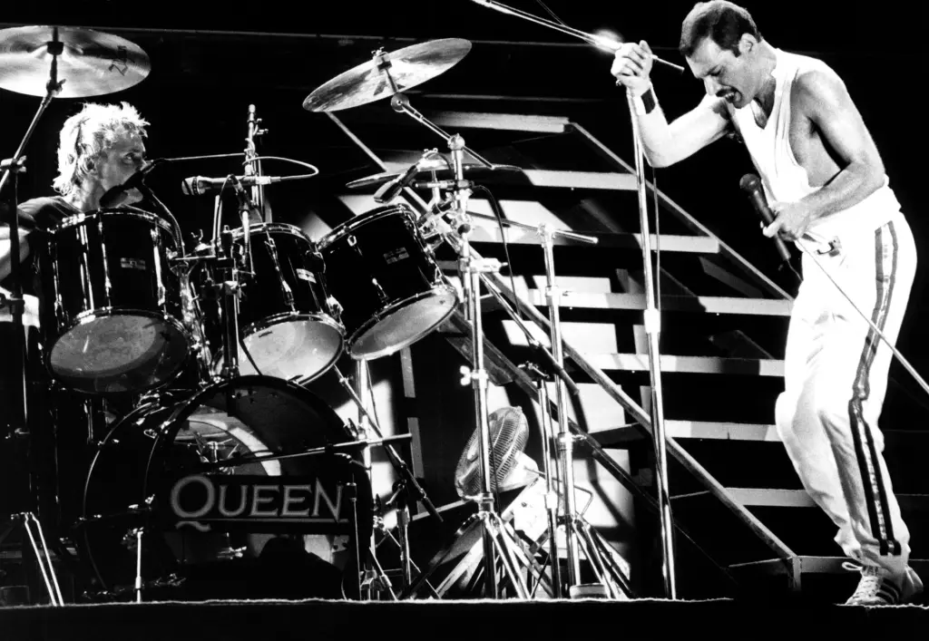 Fotografía de archivo fechada el 2 de agosto de 1986 del cantante Freddie Mercury, líder del grupo británico "Queen", durante su actuación en el Mini Estadi del FC Barcelona, ​​en Barcelona (España). Cuando se piensa en Queen, generalmente vienen a la memoria éxitos como "Bohemian Rhapsody" y "We Are The Champions", pero pocos recuerdan el comienzo de su carrera con "Queen", su álbum debut, lanzado el 13 de julio de 1973. EFE/ Sergio Lainz