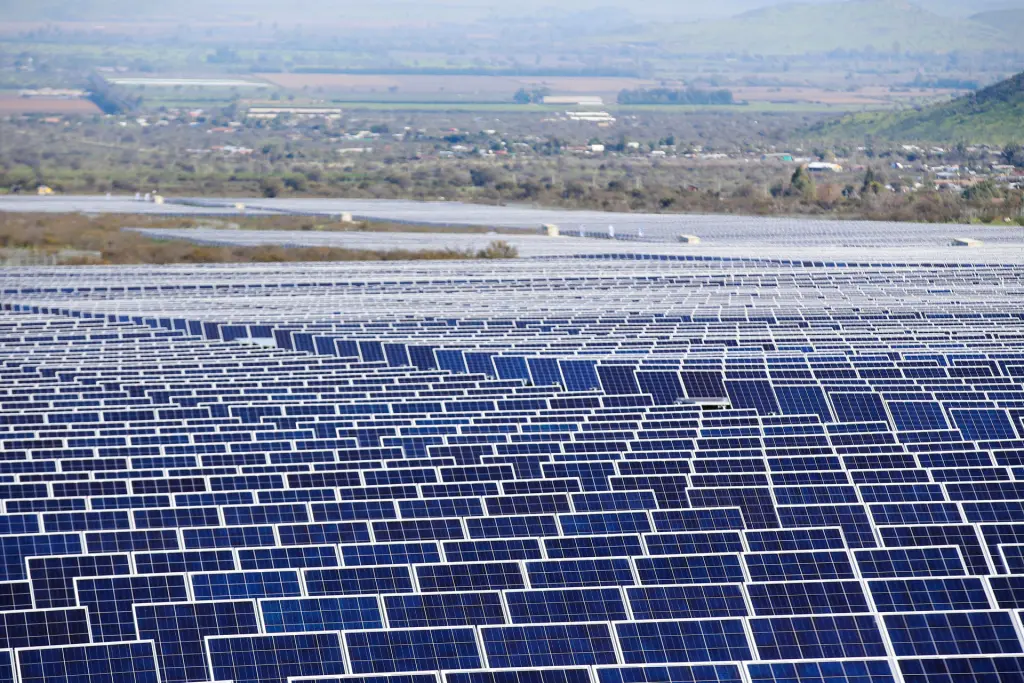 Vista general de paneles solares pertenecientes a un parque solar, en una fotografía de archivo. EFE/Elvis González