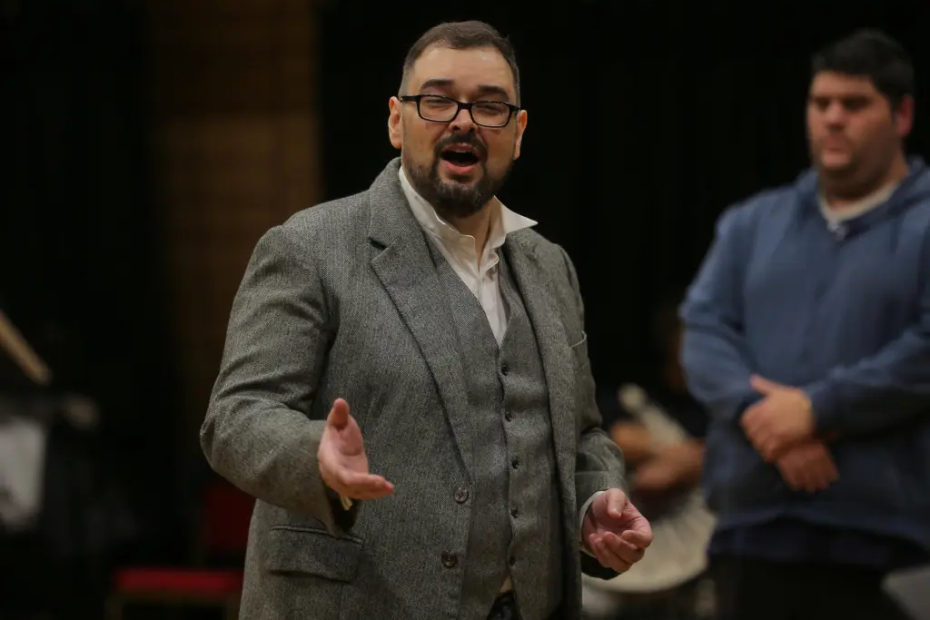 El barítono uruguayo Álvaro Godiño canta durante un ensayo de la ópera "La Perla Negra", el 22 de junio de 2023, en el Auditorio Nacional del Sodre de Uruguay en Montevideo. EFE/ Alejandro Prieto