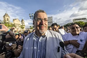 El candidato a la presidencia de Guatemala por el partido Movimiento Semilla Bernardo Arévalo (c), en una fotografía de archivo. EFE/Esteban Biba