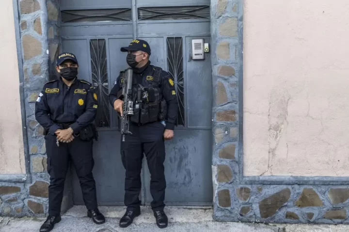 El Ministerio Público (MP, Fiscalía) de Guatemala realiza un nuevo allanamiento en las instalaciones del Tribunal Supremo Electoral, en otra acción por el caso contra el partido polítco Movimiento Semilla, hoy en Ciudad de Guatemala (Guatemala). EFE/Esteban Biba