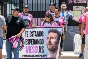 Fanáticos esperan antes de la llegada del futbolista argentino Lionel Messi al estadio DRV PNK, hogar del Inter Miami CF, en Fort Lauderdale, Florida. EFE/EPA/CRISTOBAL HERRERA-ULASHKEVICH