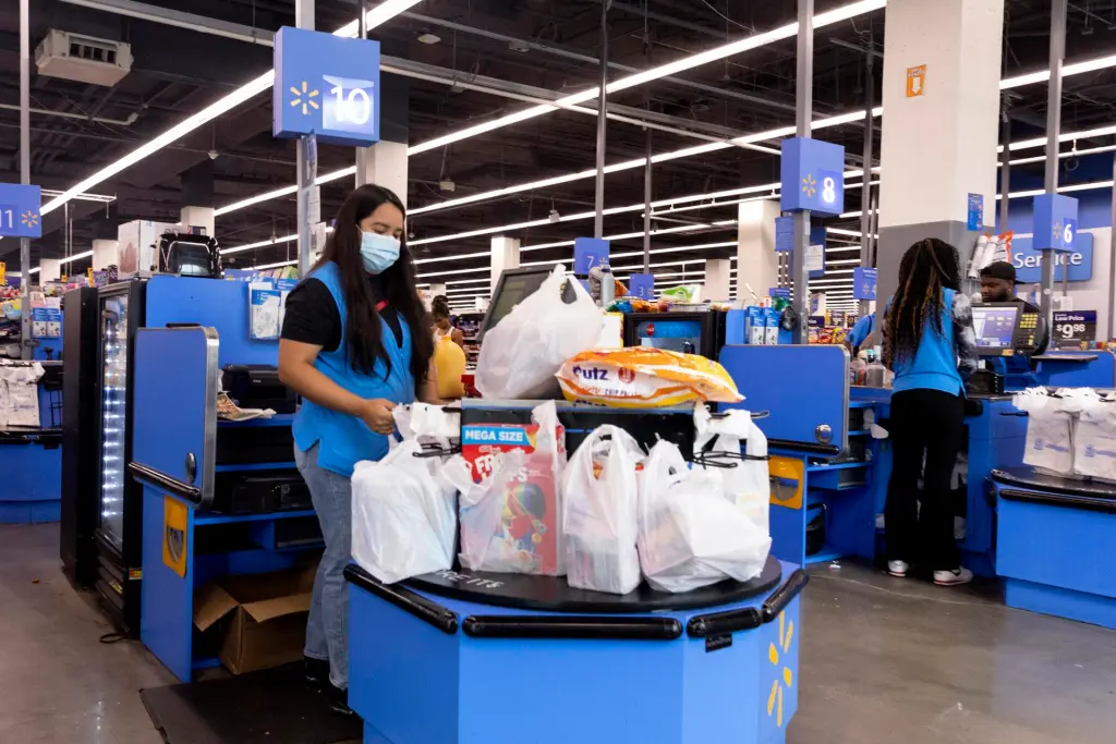 Fotografía de archivo de trabajadores de Walmart en Washington (Estados Unidos). EFE/EPA/MICHAEL REYNOLDS