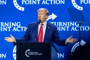 El expresidente de los Estados Unidos, Donald J. Trump, pronuncia un discurso durante la Conferencia de Acción Turning Point en West Palm Beach, Florida. EFE/EPA/CRISTOBAL HERRERA-ULASHKEVICH