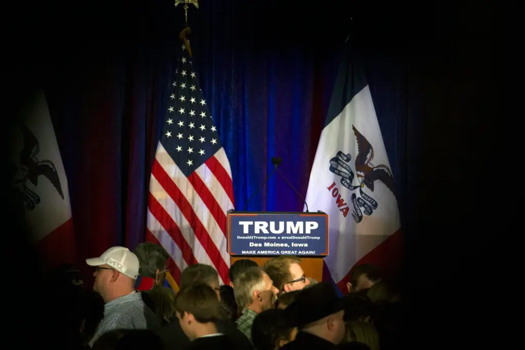 Fotografía de archivo que un escenario con un podio frente a seguidores que esperan para escuchar al expresidente estadounidense Donald Trump (no en la foto). EFE/John Taggart