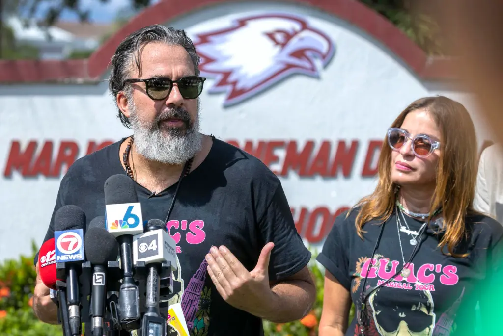 Patricia y Manuel Oliver, padres del joven Joaquin Oliver, quien murió en 2018 en un tiroteo en una escuela de Parkland, hablan este 3 de julio de 2023. EFE/Cristóbal Herrera