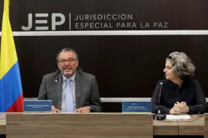 El presidente de la Jurisdicción Especial para la Paz (JEP), magistrado Roberto Carlos Vidal (i), habla junto a la magistrada de la JEP Julieta Lemaitre (d) durante una rueda de prensa hoy, en Bogotá (Colombia). EFE/Carlos Ortega