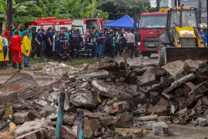 Organismos de socorro atienden la emergencia tras el desplome de un edificio debido a las fuertes lluvias, hoy, en la localidad de Paulista, en la ciudad de Recife, Pernambuco (Brasil). EFE/Carlos Ezequiel Vannoni
