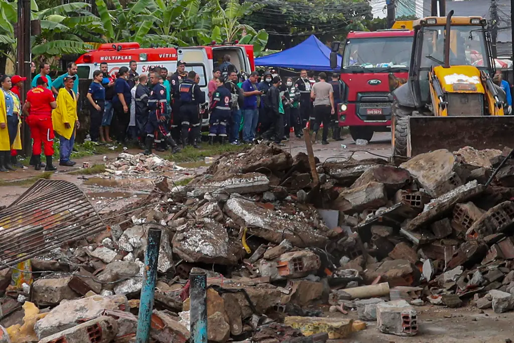 Organismos de socorro atienden la emergencia tras el desplome de un edificio debido a las fuertes lluvias, hoy, en la localidad de Paulista, en la ciudad de Recife, Pernambuco (Brasil). EFE/Carlos Ezequiel Vannoni