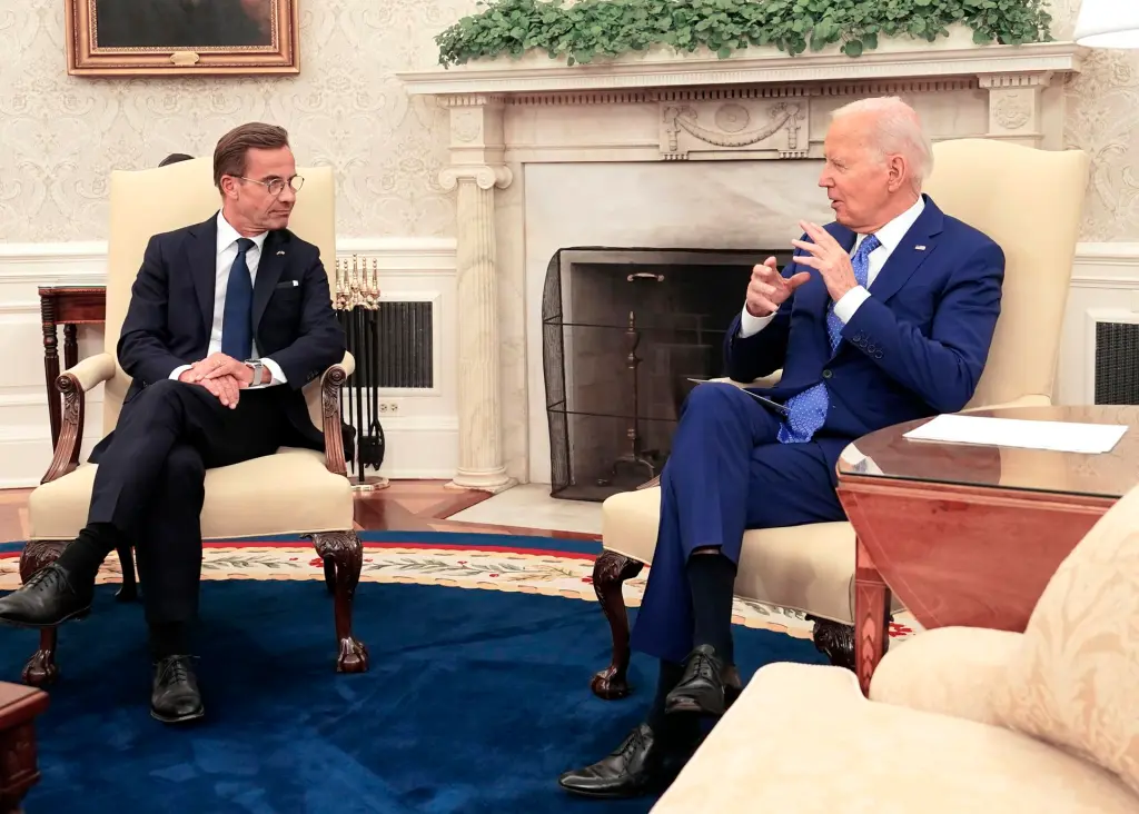 El presidente de EE.UU., Joe Biden (d), habla con el primer ministro de Suecia, Ulf Kristersson (i), este 5 de julio de 2023, en el Despacho Oval de la Casa Blanca, en Washington. EFE/Chris Kleponis/Pool