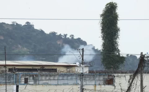 Una columna de humo sobresale en la Penitenciaría del Litoral, en Guayaquil (Ecuador). EFE/Jonathan Miranda