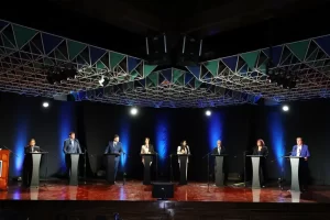 Desde la izquierda, los precandidatos opositores venezolanos Andrés Velázquez, Carlos Prosperi, Fredy Superlano, María Corina Machado, Delza Solorzano, Andrés Caleca, Tamara Adrián y César Perez Viva participan en el primer debate de precandidatos hoy, en Caracas (Venezuela). EFE/Miguel Gutiérrez