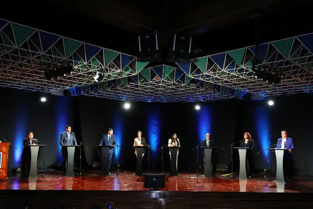 Desde la izquierda, los precandidatos opositores venezolanos Andrés Velázquez, Carlos Prosperi, Fredy Superlano, María Corina Machado, Delza Solorzano, Andrés Caleca, Tamara Adrián y César Perez Viva participan en el primer debate de precandidatos hoy, en Caracas (Venezuela). EFE/Miguel Gutiérrez