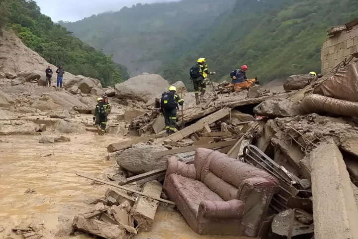 Fotografía cedida por la Policía Nacional de Colombia que muestra a miembros de organismos de rescate en la zona donde ocurrió una avalancha en Quetame, Cundinamarca (Colombia). EFE/Policía De Colombia